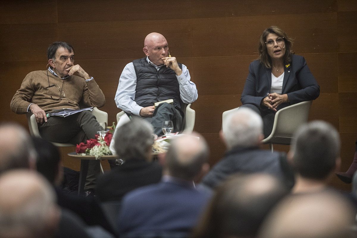 Iñigo Iruin, Juan Jose Ibarretxe eta Laura Masvidal, atzo, Kursaalean. JAGOBA MANTEROLA / EFE.