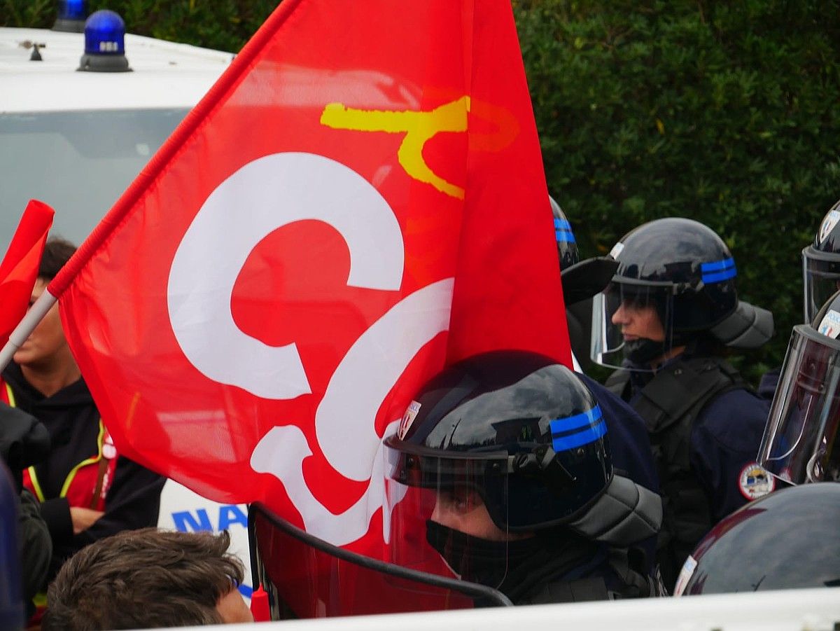 Baionako Polizia Etxe aurrean egindako elkarretaratzea, LABeko kidea atxikirik zutenean. AMAIUR KOSKARAT.