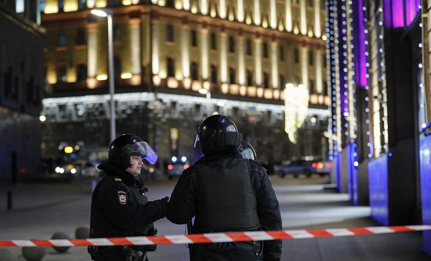 Errusiako poliziak, atzo, zerbitzu sekretuen egoitzaren inguruetan, Moskun. YURI KOCHETKOV / EFE. Errusiako poliziak, atzo, zerbitzu sekretuen egoitzaren inguruetan, Moskun. YURI KOCHETKOV / EFE.