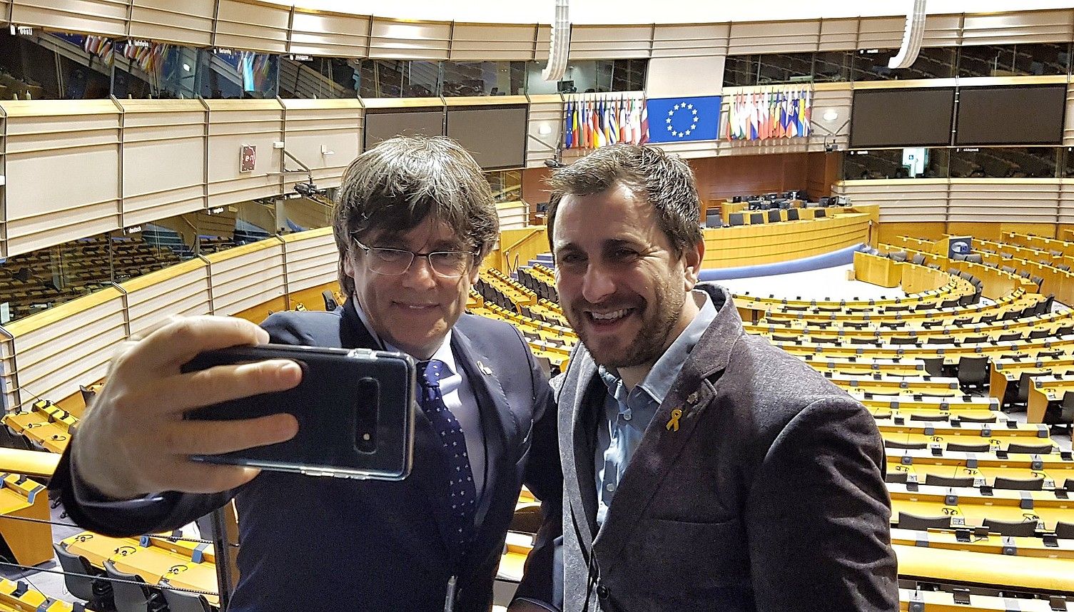 Carles Puigdemont eta Toni Comin, atzo, Europako Parlamentuan, akreditazioa jaso berri, beren buruari argazki bat ateratzen. MIRIAM SANTAMARIA.
