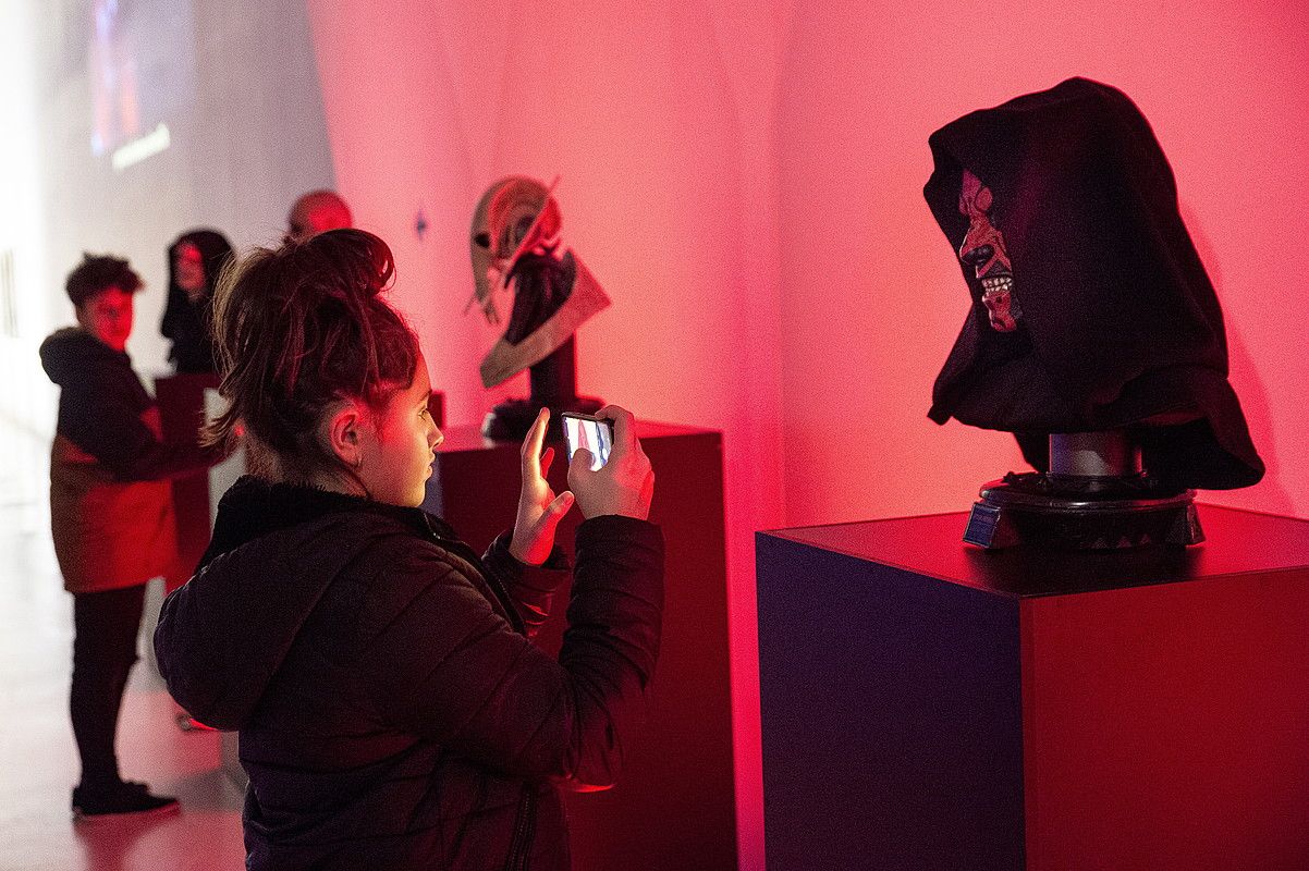 Lagun bat Darth Maulen bustoari argazkia ateratzen, Iruñeko Baluarten paratu duten erakusketan. IÑIGO URIZ / FOKU. Lagun bat Darth Maulen bustoari argazkia ateratzen, Iruñeko Baluarten paratu duten erakusketan. IÑIGO URIZ / FOKU.