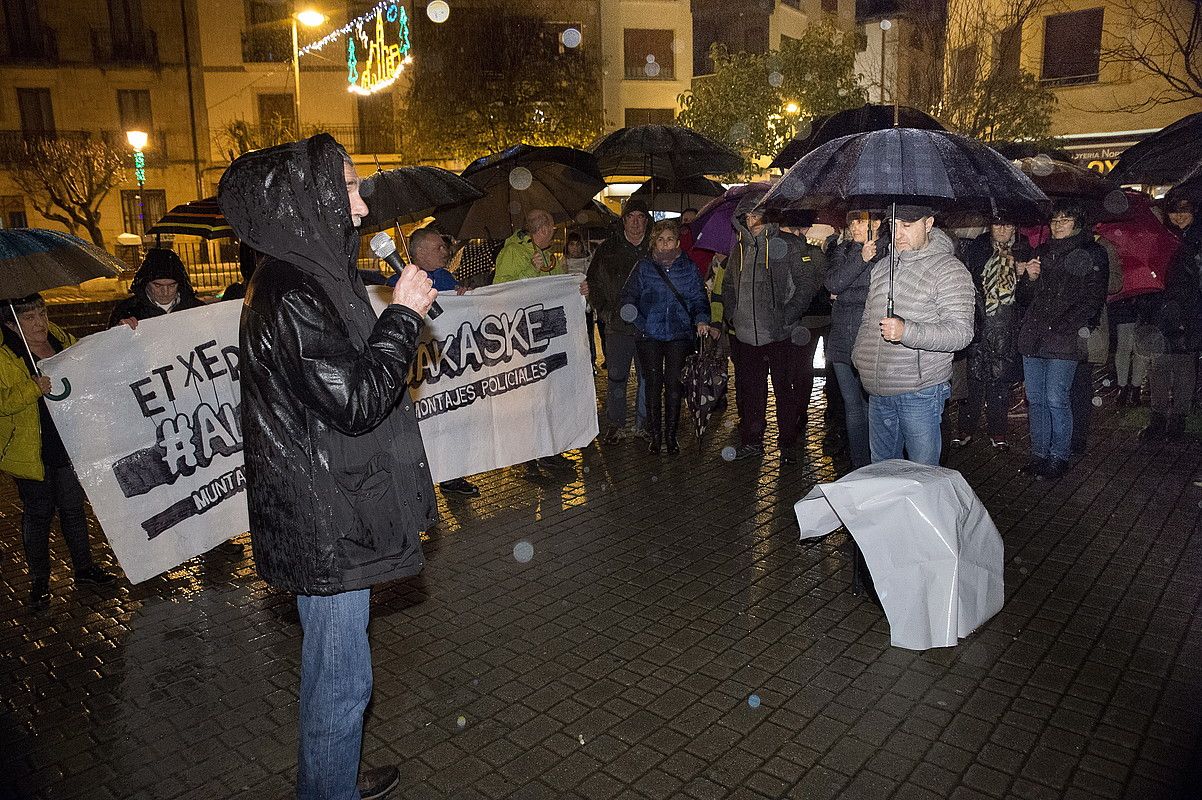 Antxon Ramirez de Alda, hitz egiten —Adur Ramirez de Alda gazte espetxeratuaren aita da—, atzo Altsasun egindako elkarretaratzean. IÑIGO URIZ / FOKU.