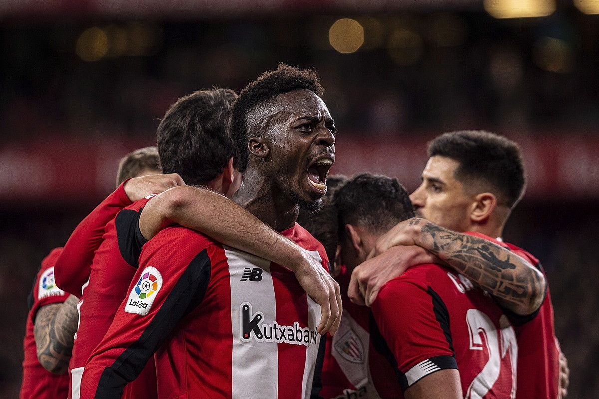 Ander Iturraspek, Mikel Ricok eta Markel Susaetak udan utzi zuten Athletic. Irudian, zaleak agurtzen. MARISOL RAMIREZ / FOKU.