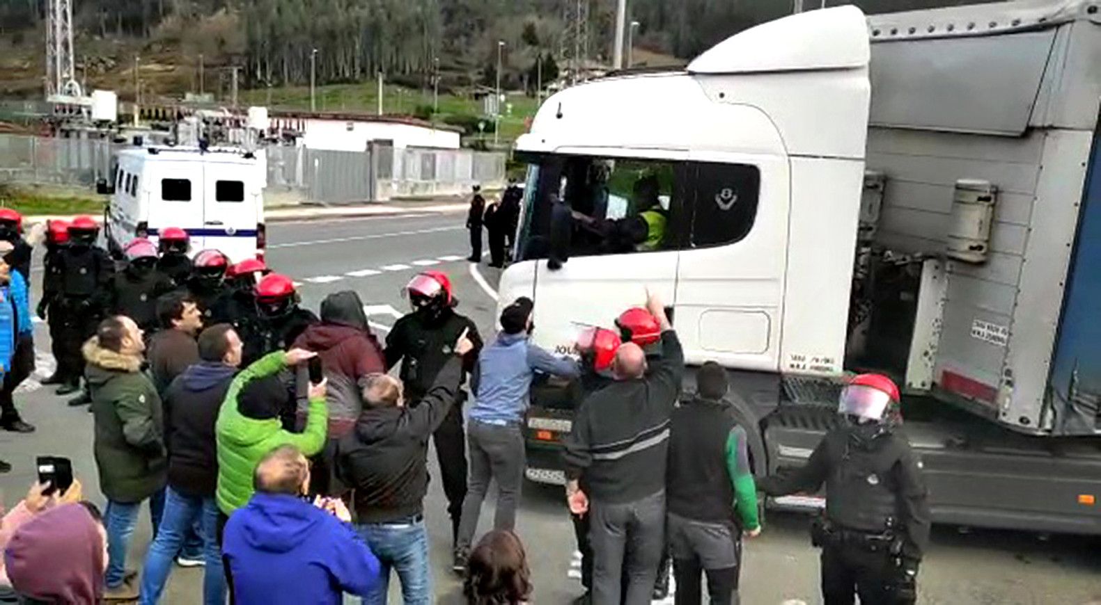 Kamioiak Araluceko materialarekin eta langileak protestan, atzo. BERRIA. Kamioiak Araluceko materialarekin eta langileak protestan, atzo. BERRIA.