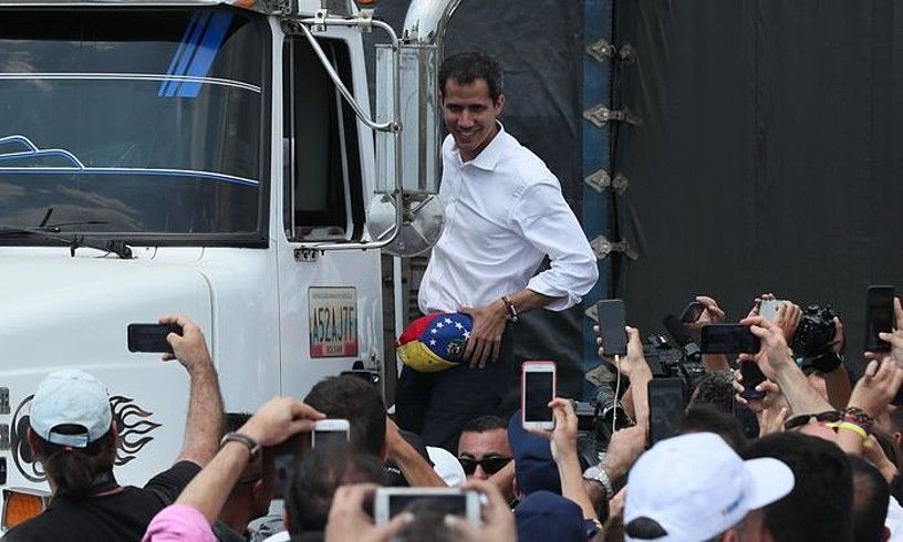 Juan Guaido Venezuelako oposizioko liderra kamioi batean, atzo, Kolonbiako Cucuta hirian. MAURICIO DUEÑAS CASTAÑEDA / EFE