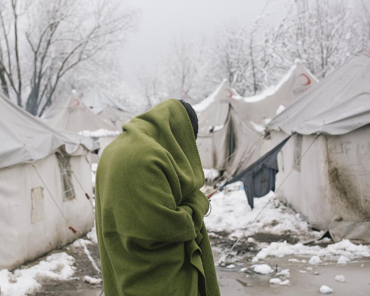 Errefuxiatu bat Bosnia eta Herzegovinako Vucjak kanpalekuan, abenduaren 4an. ELENA HEATHERWICK / SAVE THE CHILDREN.