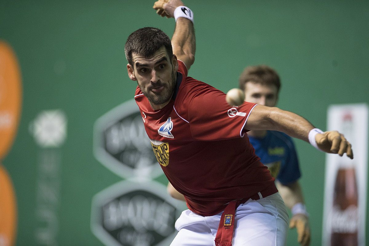 Joseba Ezkurdia pilotari jotzen, artxiboko irudi batean. JUAN CARLOS RUIZ / FOKU.