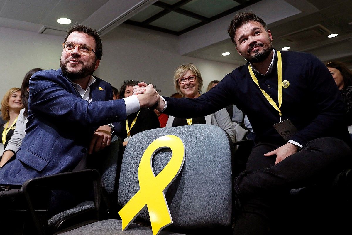 Pere Aragones eta Gabriel Rufian ERCko Kontseilu Nazionalak ERCren eta PSOEren arteko inbestidura akordioa onartu ondoren, elkarri bostekoa ematen. ALBERTO ESTEVEZ / EFE. Pere Aragones eta Gabriel Rufian ERCko Kontseilu Nazionalak ERCren eta PSOEren arteko inbestidura akordioa onartu ondoren, elkarri bostekoa ematen. ALBERTO ESTEVEZ / EFE.