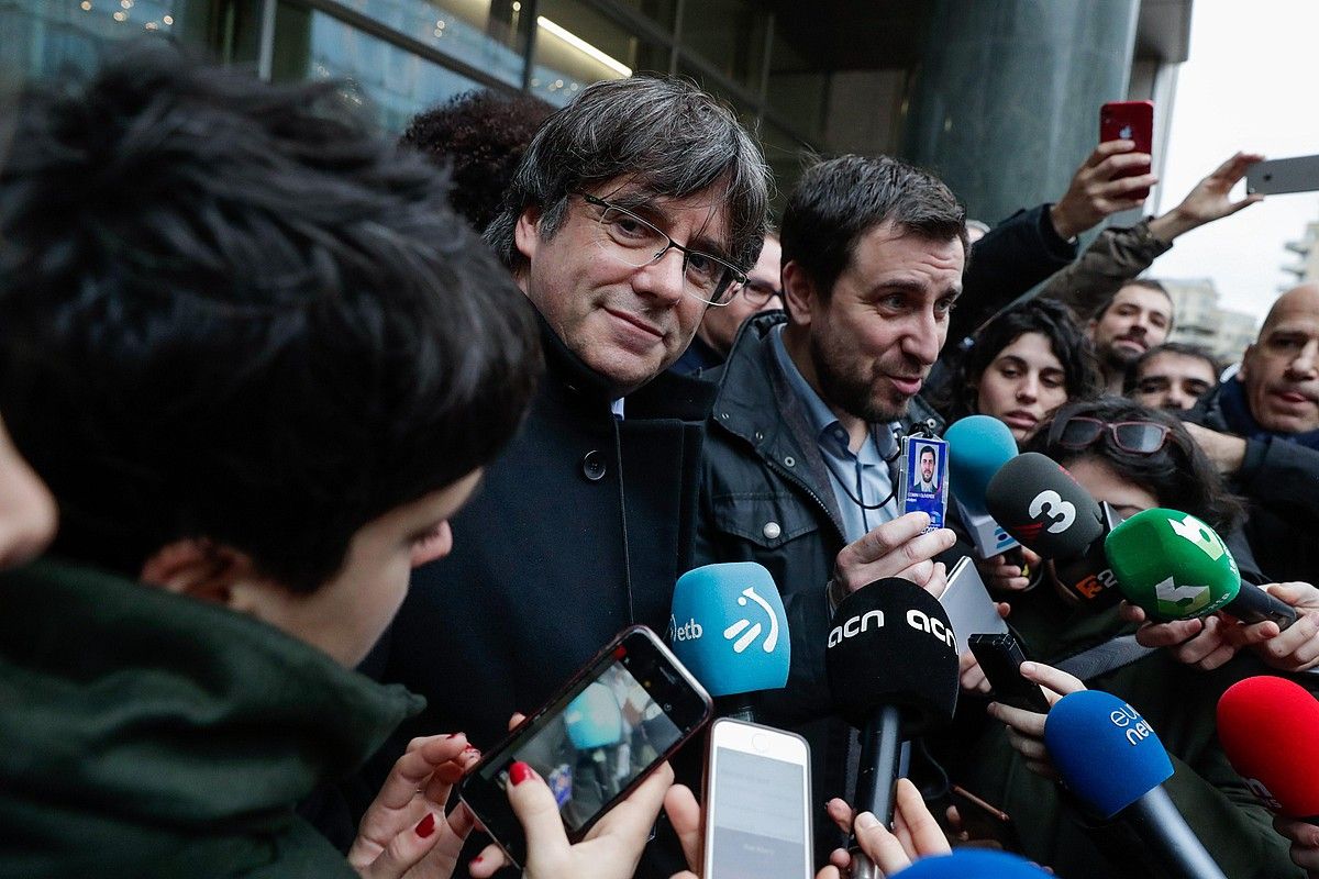 Puigdemont eta Comin eurodiputatu agiria jaso zuten egunean, abenduaren 20an. STEPHANIE LECOCQ / EFE.