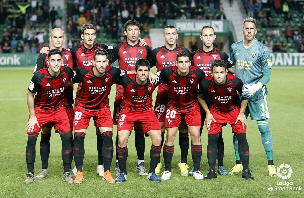 Goitik lehena, Jon Guridi, eta behetik lehena, Martin Merquelanz, Mirandesek denboraldi honetan jokatutako partida batean. BERRIA.