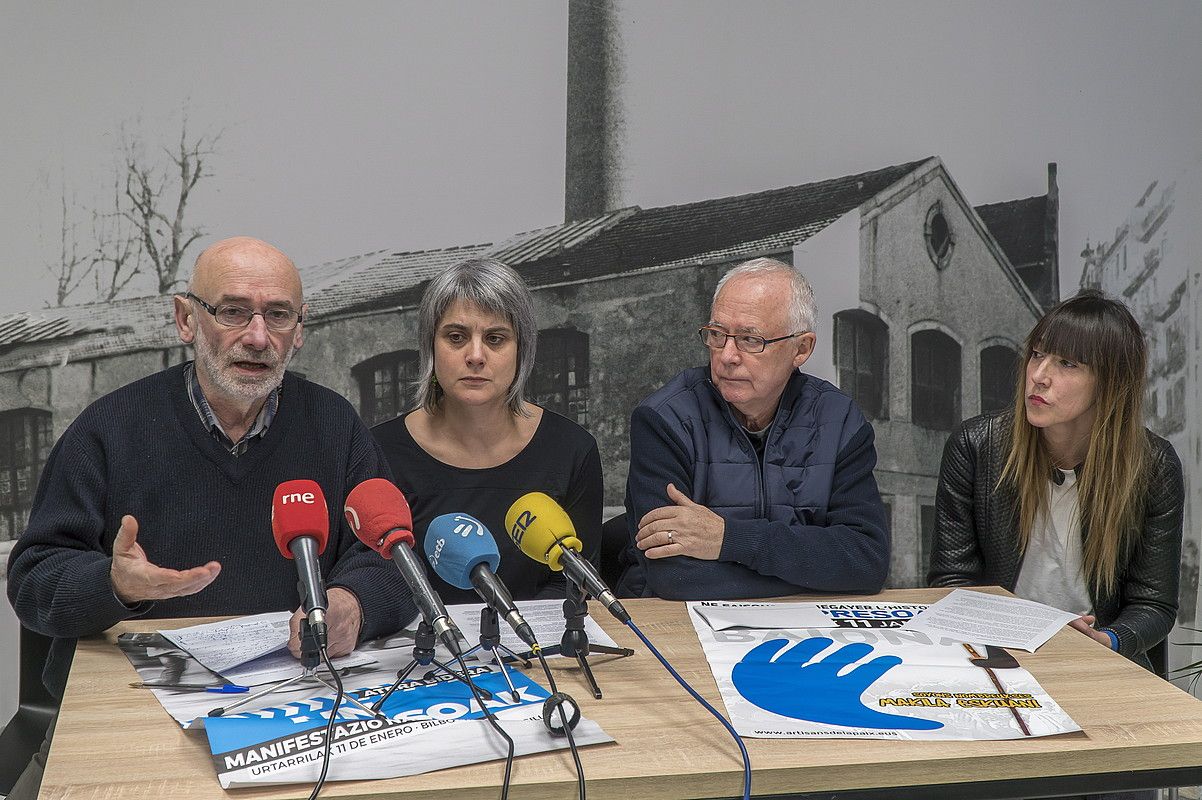 Sareren eta Bakegileen agerraldia, atzo, Donostian. ANDONI CANELLADA / FOKU.