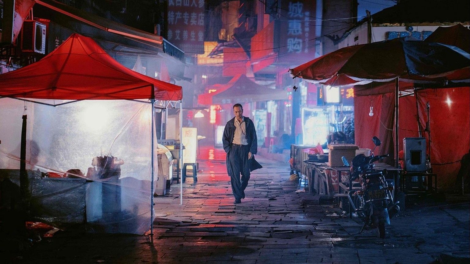 Bi Gan zinema zuzendari txinatarrak Di qiu zui hou de ye filma aurkeztu zuen iaz. BERRIA. Bi Gan zinema zuzendari txinatarrak Di qiu zui hou de ye filma aurkeztu zuen iaz. BERRIA.
