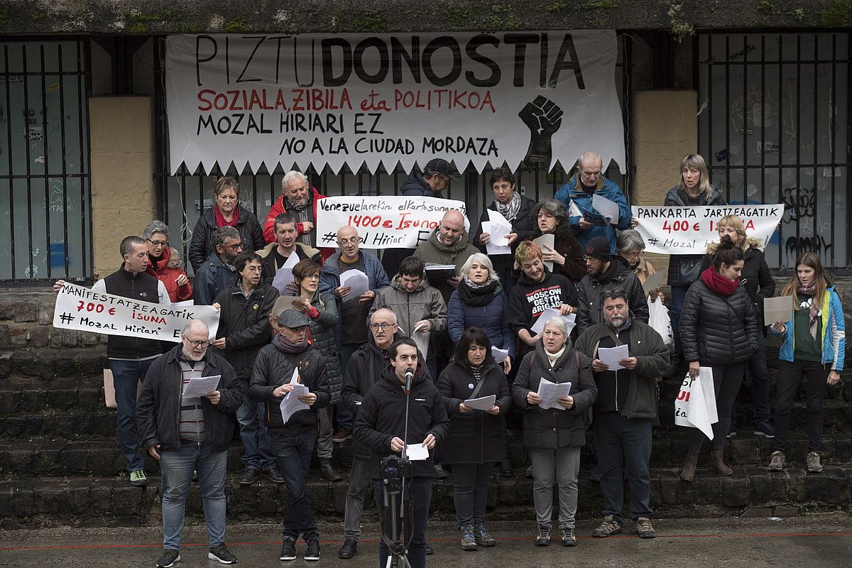 Atzo goizean egindako agerraldia, Donostian. JUAN CARLOS RUIZ / FOKU.