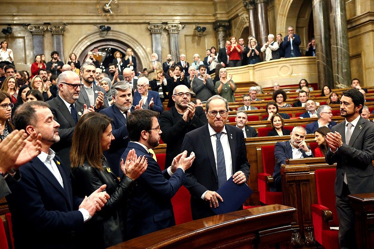 Torra, Kataluniako Parlamentuan atzo eginiko saioan, bere alderdiko eta gobernuko kideen babesean. QUIQUE GARCIA / EFE.