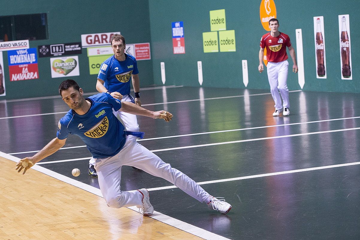 Jon Ander Albisu atzelaria pilota bat eraman nahian, atzo, Labriten. Oso partida ona jokatu zuen ataundarrak. IÑIGO URIZ / FOKU.