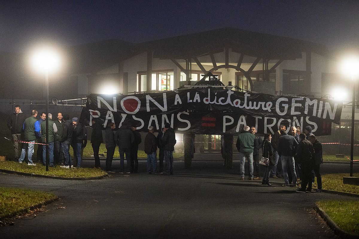 Pankarta bat ezarri dute laborariek kooperatiba aitzinean, sarrera blokeatzeko. GUILLAUME FAUVEAU.