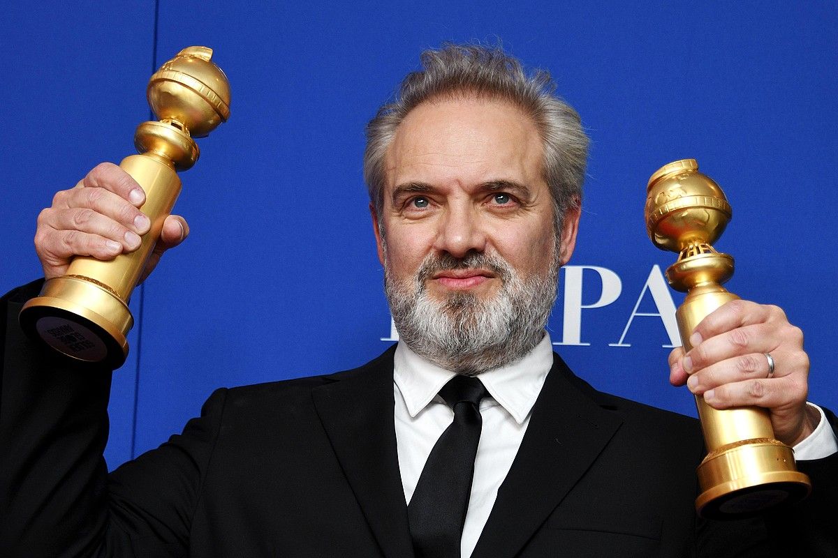 Sam Mendes, atzo, zuzendari onenari eta drama onenari sariak jaso berritan. EFE. Sam Mendes, atzo, zuzendari onenari eta drama onenari sariak jaso berritan. EFE.