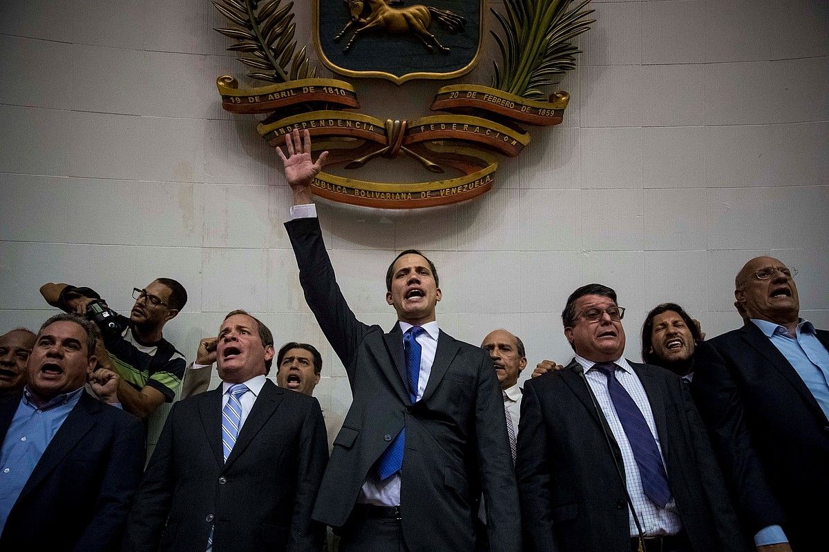 Juan Guaido oposizioko burua, atzo, Venezuelako Parlamentuan, Caracasen. MIGUEL GUTIERREZ / EFE.