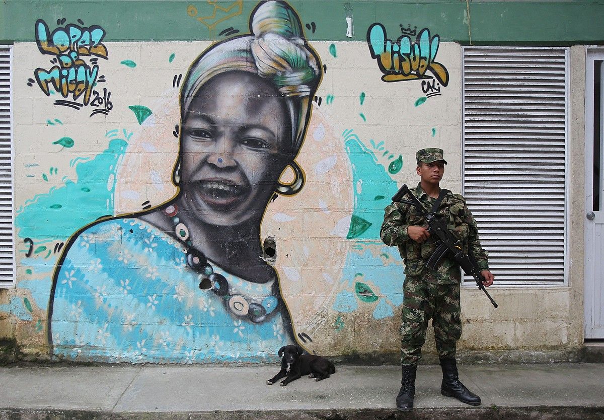 Militar bat, Cauca departamenduko Lopez de Micay herrian. Eskuldean bortizkeria arazo larri bat dute, eta gero eta larriagoa da egoera. E. GUZMAN JR / EFE.