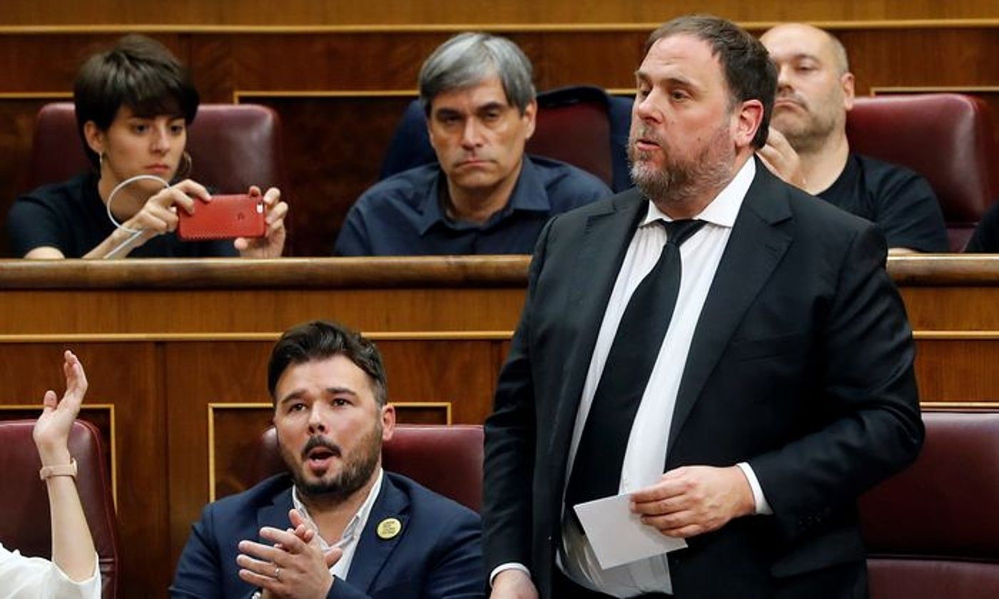 Oriol Junqueras Kataluniako presidenteorde kargugabetua, iazko maiatzaren 21ean, Espainiako Kongresuan, diputatu agiria jaso zuenean. BALLESTEROS / EFE. Oriol Junqueras Kataluniako presidenteorde kargugabetua, iazko maiatzaren 21ean, Espainiako Kongresuan, diputatu agiria jaso zuenean. BALLESTEROS / EFE.