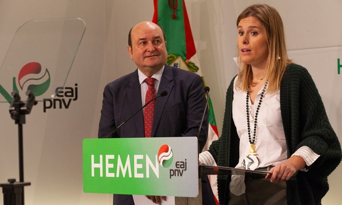 Andoni Ortuzar eta Mireia Zarate, atzo, Bilbon. BERRIA. Andoni Ortuzar eta Mireia Zarate, atzo, Bilbon. BERRIA.
