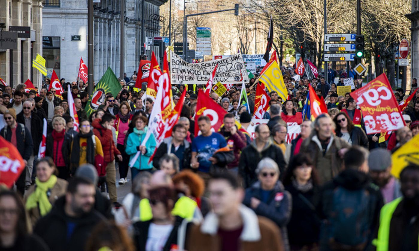 Manifestazio intersindikala egin zuten atzo Baionan erretreten erreformaren kontra. GUILLAUME FAUVEAU.