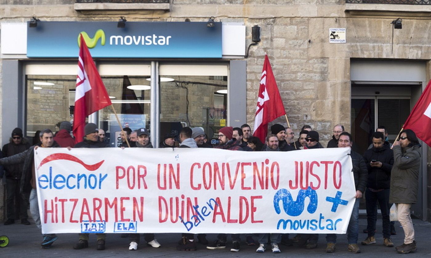 Elecnorreko langileak, atzo Gasteizen egin zuten elkarretaratzean. JUANA RUIZ / FOKU.