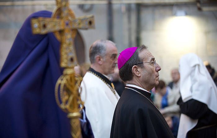 Iruñeko artzapezpiku Francisco Perez, Aste Santuko prozesioan. RAUL BOGAJO / FOKU