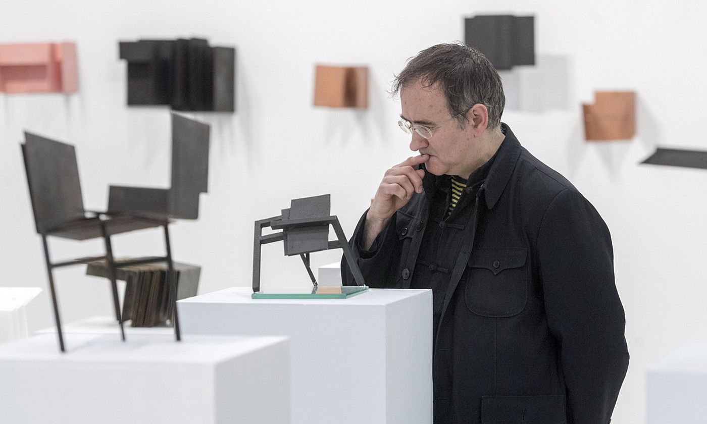 Juan Luis Moraza artista Gasteizko Artium museoan ikusgai jarri dituen obretako batzuekin. JUANAN RUIZ /FOKU. Juan Luis Moraza artista Gasteizko Artium museoan ikusgai jarri dituen obretako batzuekin. JUANAN RUIZ /FOKU.