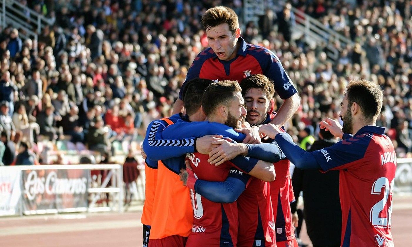 Osasunako jokalariak, Chimy Avilaren gola ospatzen, atzo, Haron. Gol horrek eman zion garaipena. ABEL ALONSO / EFE. Osasunako jokalariak, Chimy Avilaren gola ospatzen, atzo, Haron. Gol horrek eman zion garaipena. ABEL ALONSO / EFE.