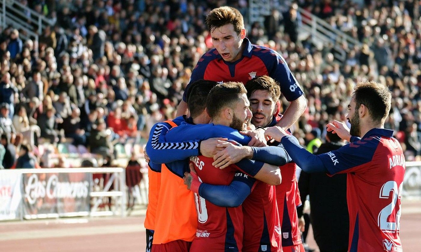 Osasunako jokalariak, Chimy Avilaren gola ospatzen, atzo, Haron. Gol horrek eman zion garaipena. ABEL ALONSO / EFE.