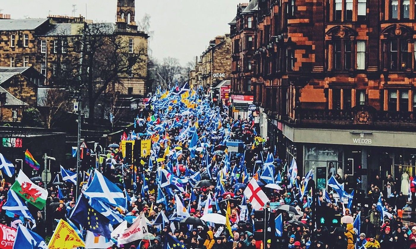 Milaka herritar Glasgowko kale batean, atzoko manifestazioan. #BARRA_ABILDUA#ROSSCOLQUHOUN.
