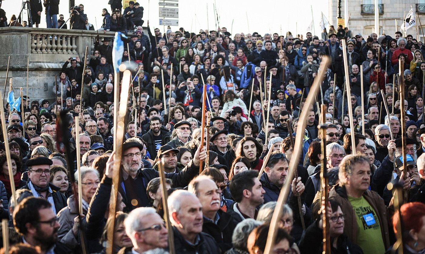 Ipar Euskal Herriko gazte talde bat, atzo, Baionan, manifestazio buruko pankarta eramaten. NAHIA GARAT.