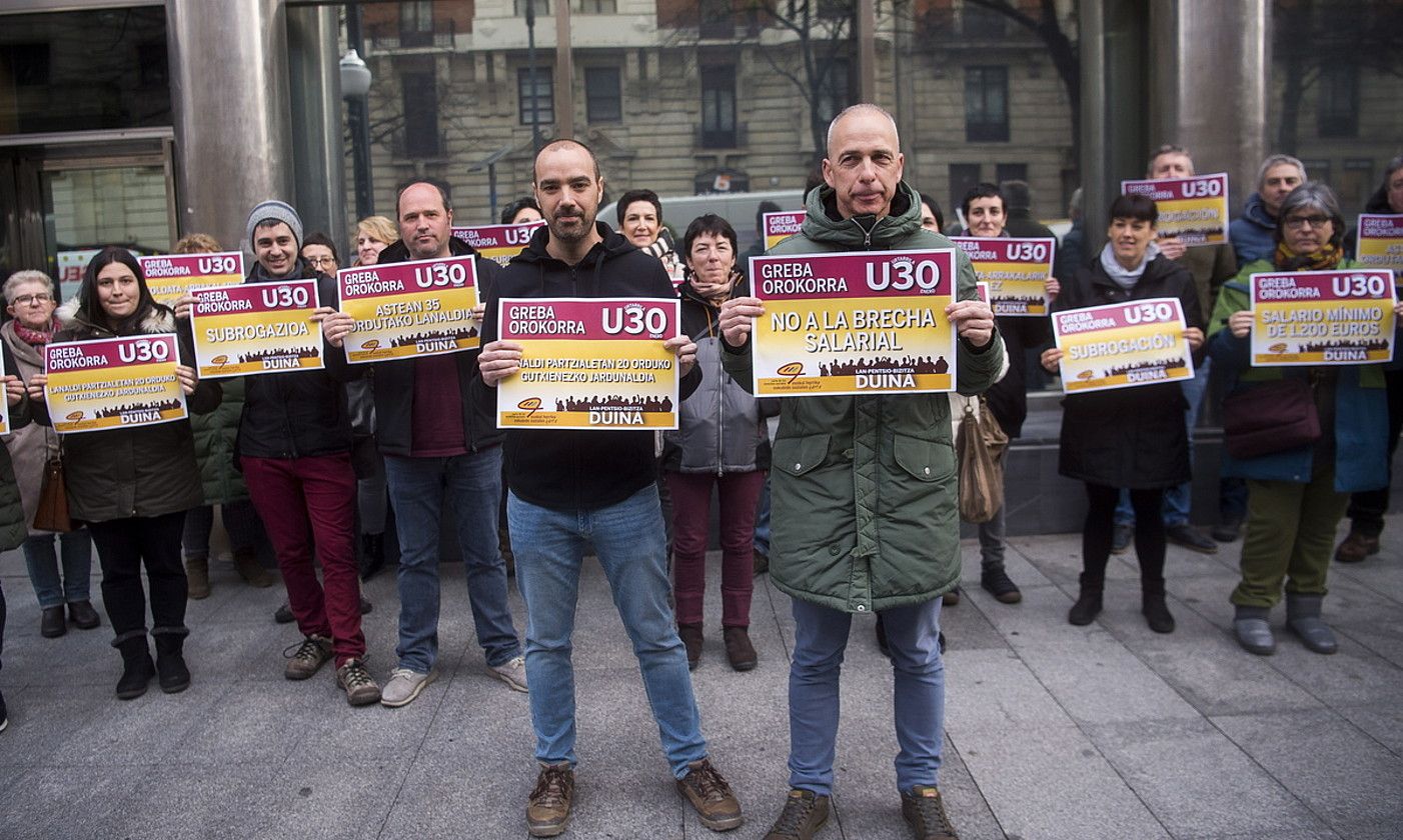 Pello Igeregi eta Xabier Ugartemendia ELAko eta LABeko negoziazio kolektiboko arduradunak, atzo, Bilboko Confebasken egoitzan. LUIS JAUREGIALTZO / FOKU.