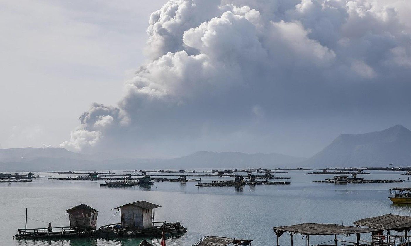 Taal sumendiaren erupzioak soroturiko ke zutabea. MARK R. CRISTINO / EFE.