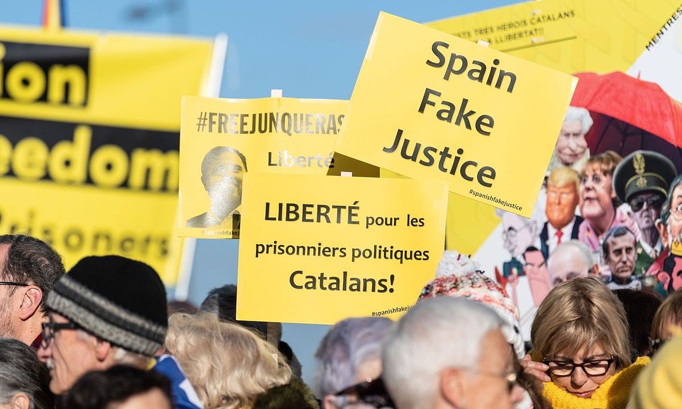 Goizetik dozenaka lagun bildu ziren Estrasburgon, buruzagi independentistei babesa emateko. PATRICK SEEGER / EFE.