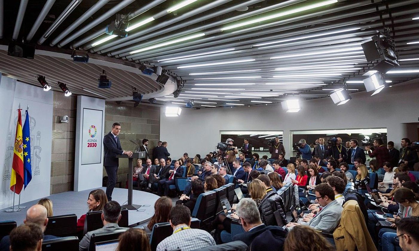 Espainiako presidente Pedro Sanchez, atzo, pentsioen igoeraren berri ematen kazetariei. EMILIO NARANJO / FOKU.