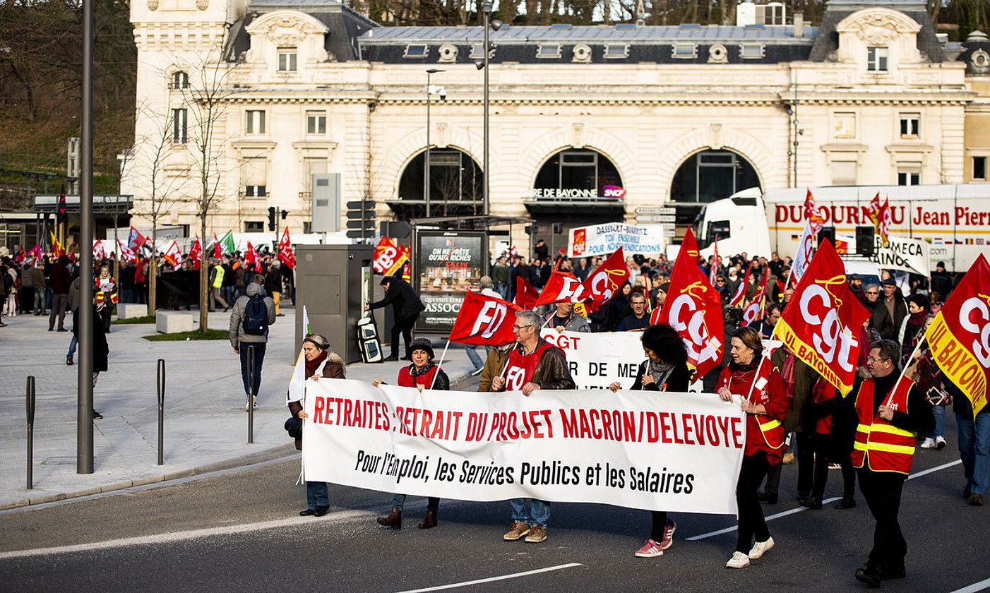 Manifestariak, atzo, FSU, CGT eta FO sindikatuek Baionan antolatu zuten mobilizazioan. GUILLAUME FAUVEAU.