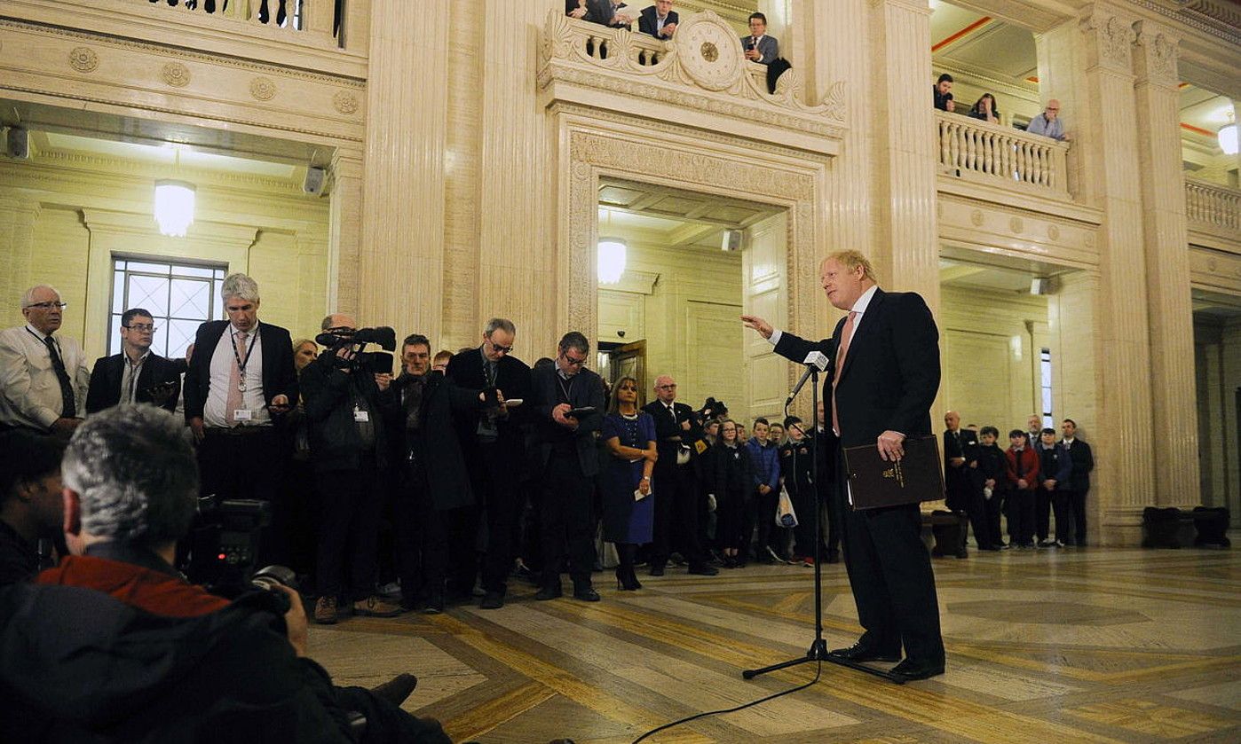 Johnson Ipar Irlandan izan zen atzo, parlamentuan. MARK MARLOW / EFE. Johnson Ipar Irlandan izan zen atzo, parlamentuan. MARK MARLOW / EFE.