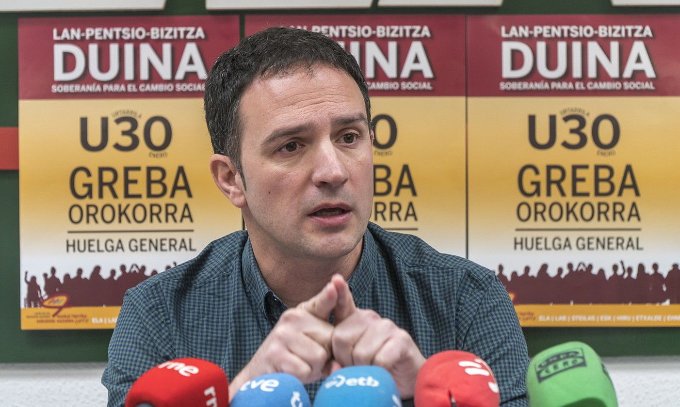 Mitxel Lakuntza Donostian egindako agerraldian, atzo. ANDONI CANELLADA / FOKU. Mitxel Lakuntza Donostian egindako agerraldian, atzo. ANDONI CANELLADA / FOKU.