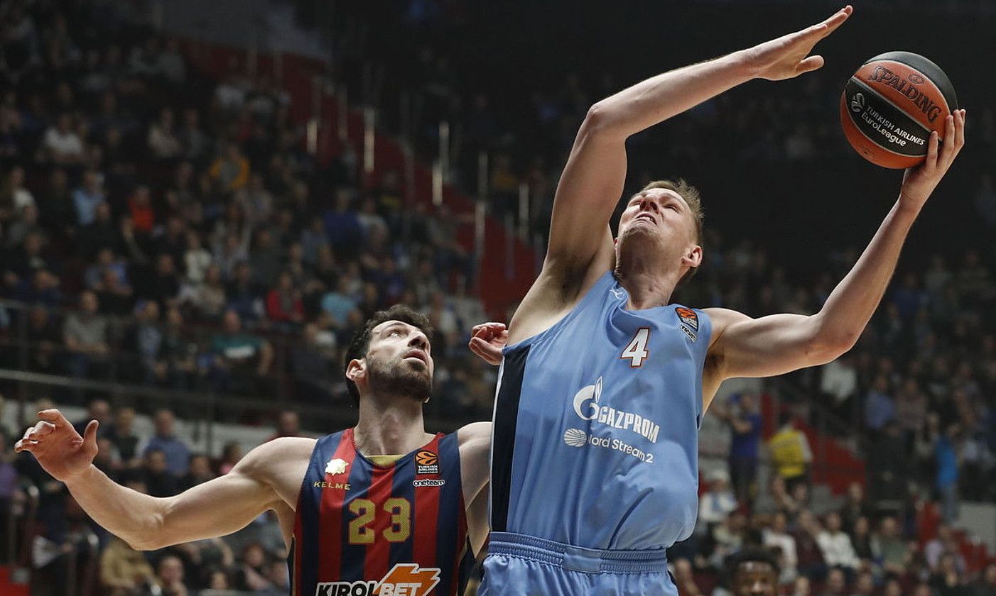 Tornike Xengelia eta Colton Iverson, lehian, atzo, Zenit San Petersburgoren kantxan. ANATOLI MALTSEV / EFE.