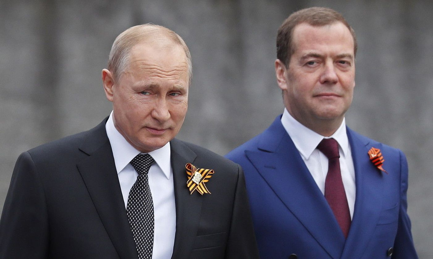Vladimir Putin Errusiako presidentea eta Dmitri Medvedev lehen ministroa, iragan maiatzean, Moskun. YURI KOCHETKOV / EFE.
