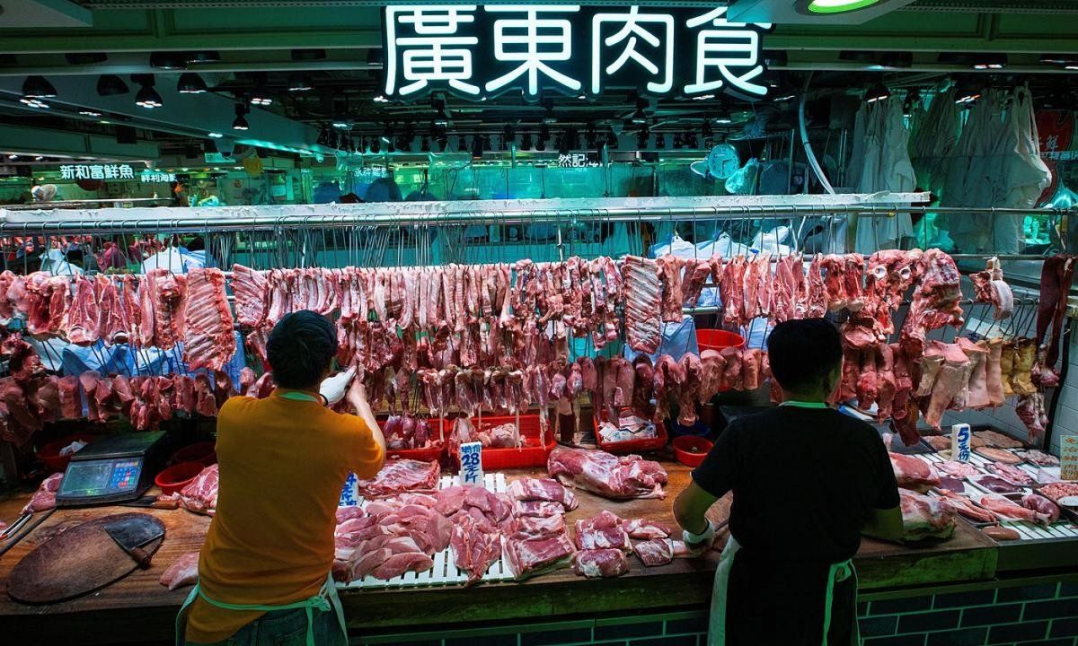 Txerri atalak pusketaka salgai, Hong Kongeko harategi batean. ALEX HOFFORD / EFE.