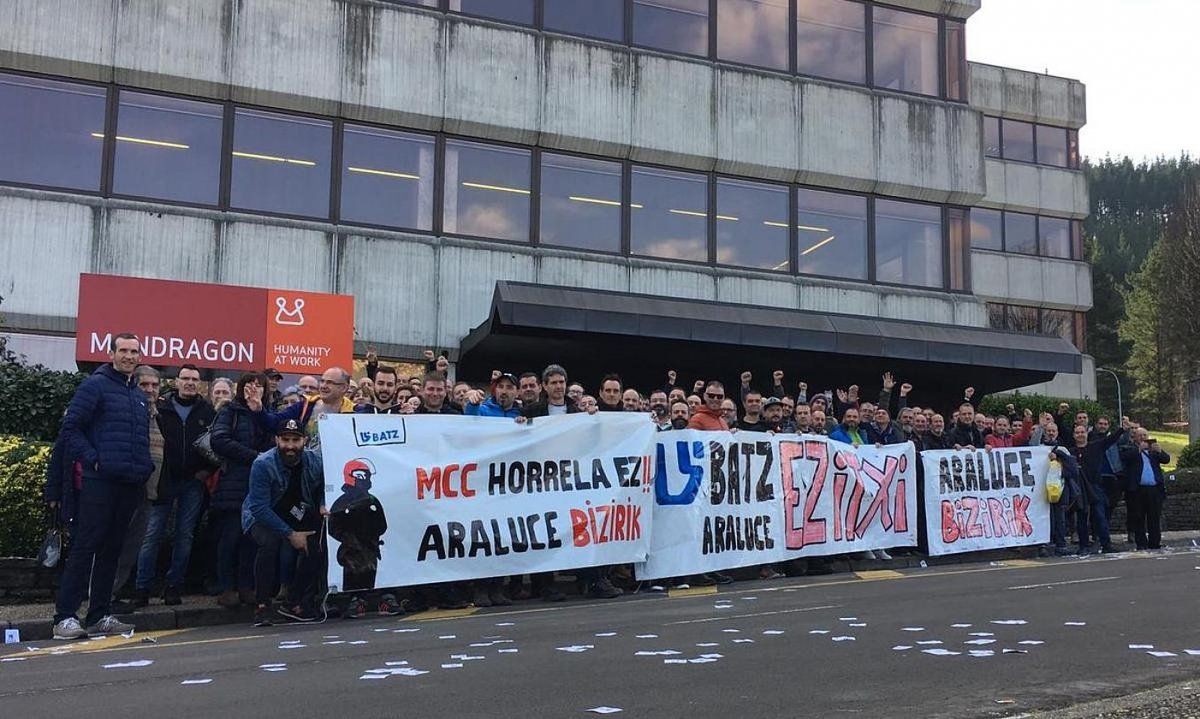 Araluceko langileak eta haien senideak, MCCren egoitzaren aurrean. BERRIA. Araluceko langileak eta haien senideak, MCCren egoitzaren aurrean. BERRIA.
