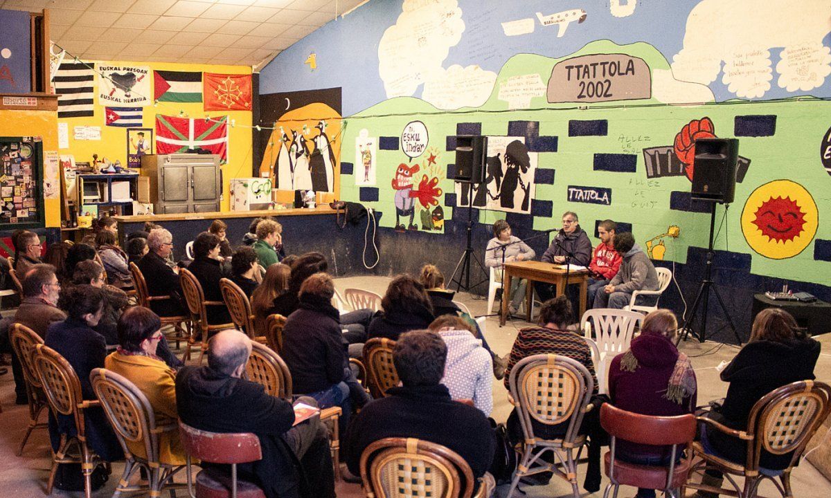 Ttattola gaztetxea kultur topaleku izana da kasik bi hamarkadaz. Argazkian, Antton Luku, mintzaldia ematen. MATIU ZALEM.