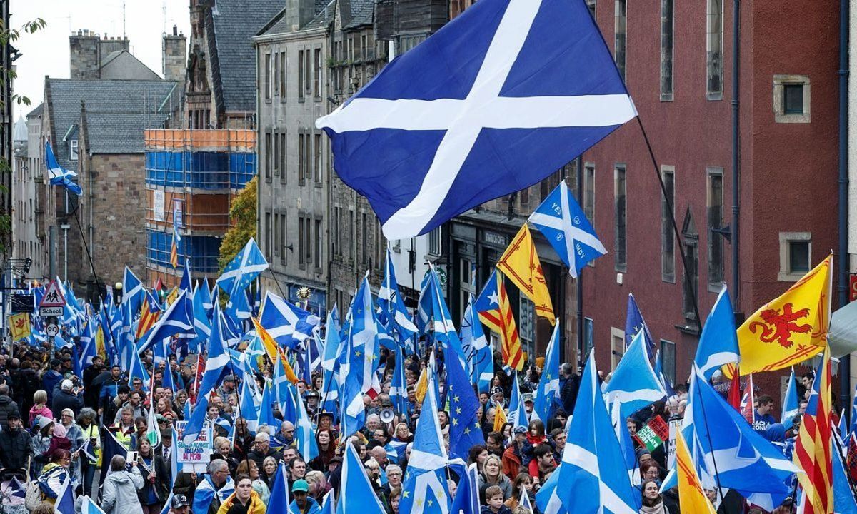 Milaka lagun elkartu ziren iazko urrian, Edinburgon, Eskoziaren independentziaren alde. ROBERT PERRY / EFE.