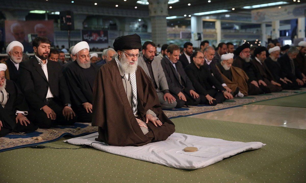 Ali Khamenei aiatola errezoa zuzentzen, atzo, Teheranen. EFE.