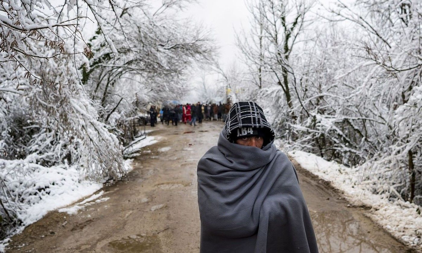 Vucjakeko kanpalekuko migratzaileetako batzuk. VELIJA HASANBEGOVIC / EFE.