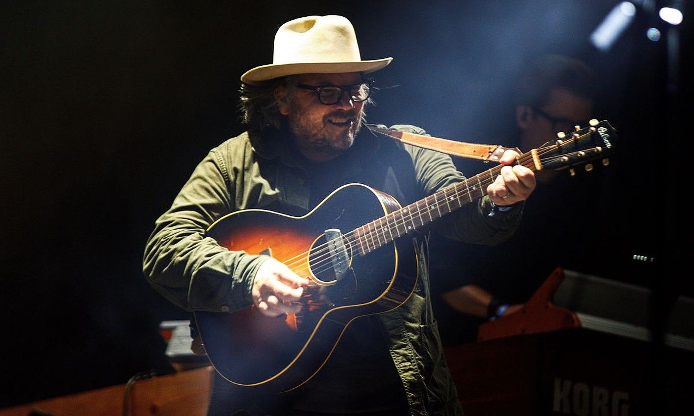 Jeff Tweedy taldeko abeslaria eta gitarrista, iaz, Gasteizen, Azkena Rock jaialdian. DAVID AGUILAR / EFE.