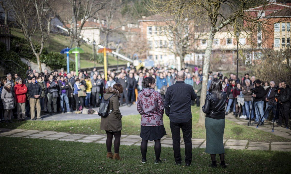 Hiru geldialdi egin zituzten bertsozaleek goizeko saio ibiltarian; Oihana Iguaran, Andoni Egaña eta Ane Zuazubiskar aritu ziren horietako batean kantuan. ENDIKA PORTILLO / FOKU.